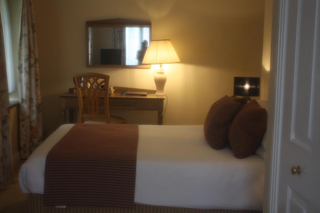 Ghyll Manor Country Hotel Horsham Bagian luar foto