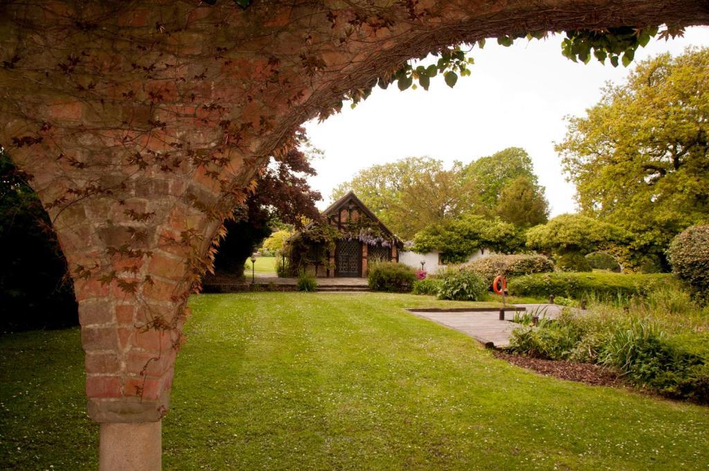 Ghyll Manor Country Hotel Horsham Bagian luar foto